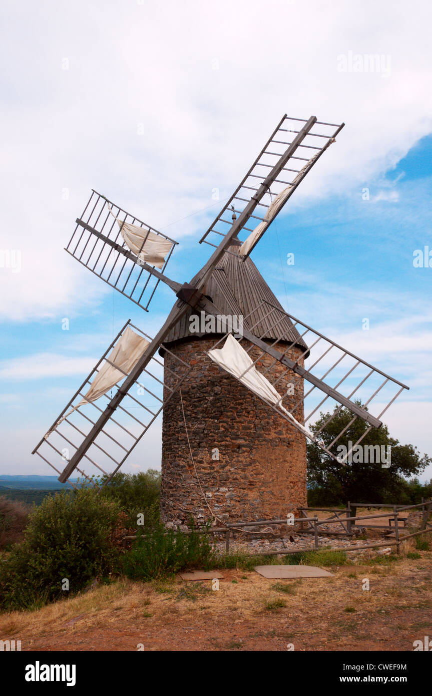 Eine restaurierte Windmühle in der Nähe von Faugères im Naturpark Haut-Languedoc, Frankreich. Stockfoto