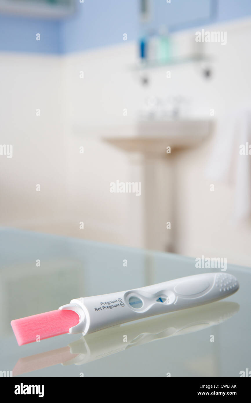 Schwangerschaft-Test-Kit im Badezimmer Stockfoto