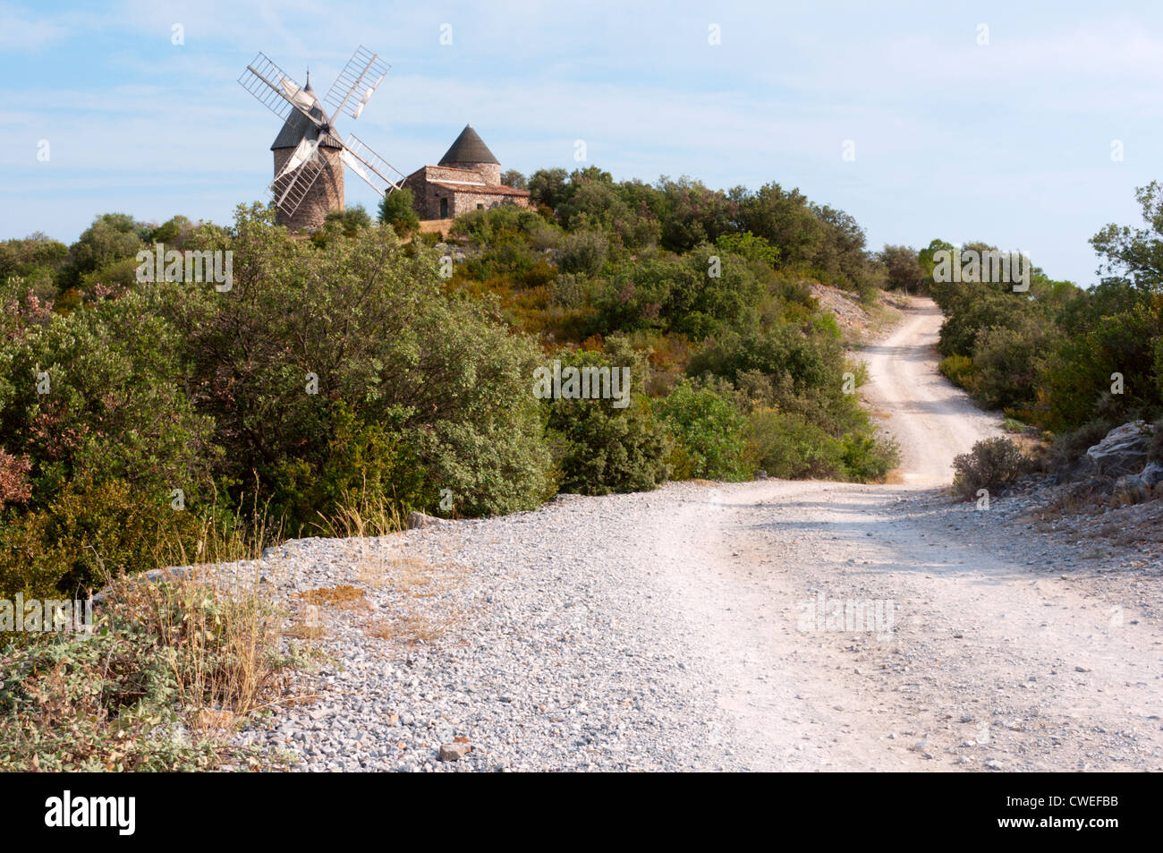 Die Spur führt zu eine restaurierte Windmühle in der Nähe von Faugères im Naturpark Haut-Languedoc, Frankreich. Stockfoto