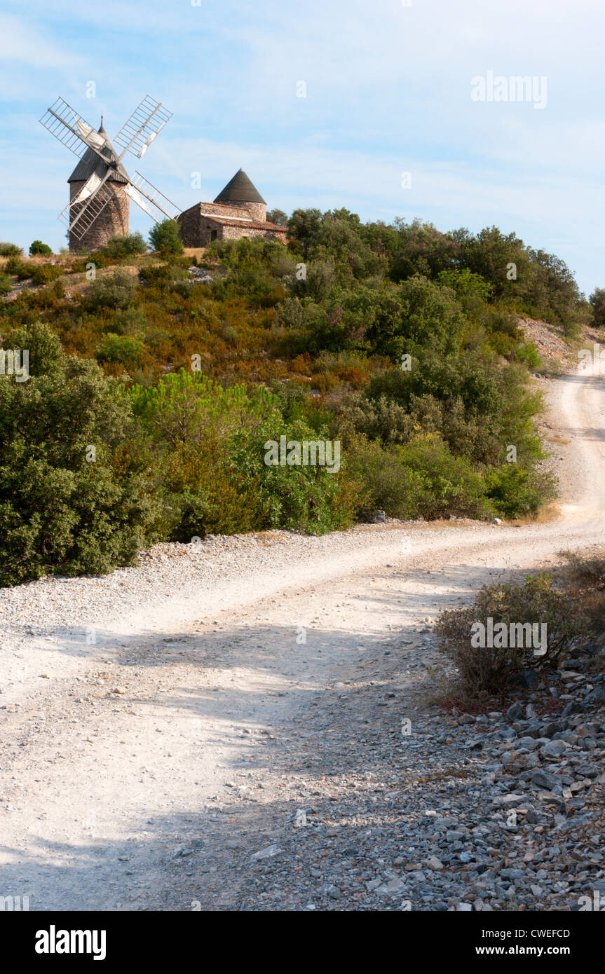 Die Spur führt zu eine restaurierte Windmühle in der Nähe von Faugères im Naturpark Haut-Languedoc, Frankreich. Stockfoto