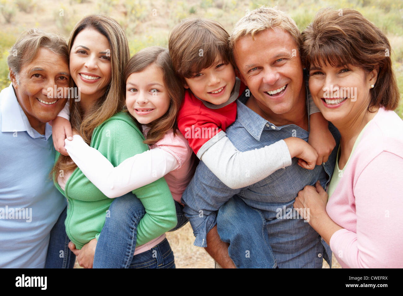 Multi-Generationen-Familie im freien Stockfoto