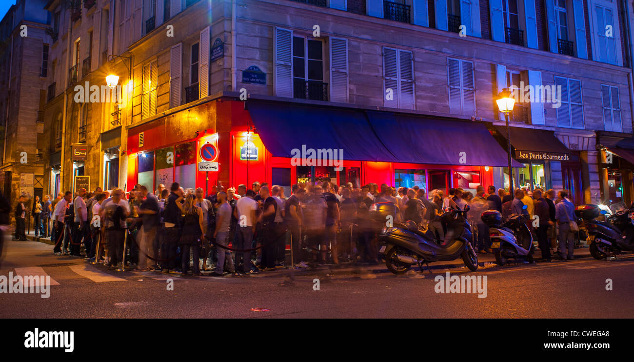 Paris, Frankreich, Menschenmenge schwuler Männer feiern in der 'Le Cox Bar' im Viertel Le Marais, Schwulenviertel von Paris Schwulenbars, Nacht Stockfoto