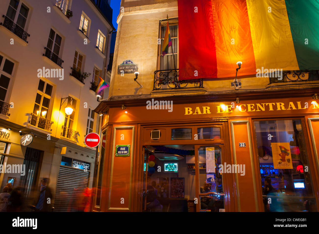Paris, Frankreich, 'Le Central Bar', mit großer Regenbogenflagge auf der Ausstellung draußen, im Gay-Viertel Le Marais, Schwulenbars, (geschlossen 2010) Gentrifizierung, farbenfroh Stockfoto