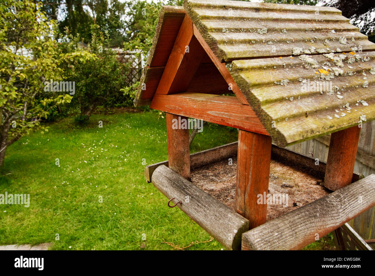 Eine Vogelfutter Station oder Vogel-Tabelle in einem vorstädtischen Garten, verwendet für die Fütterung von Wildvögeln durch den winter Stockfoto