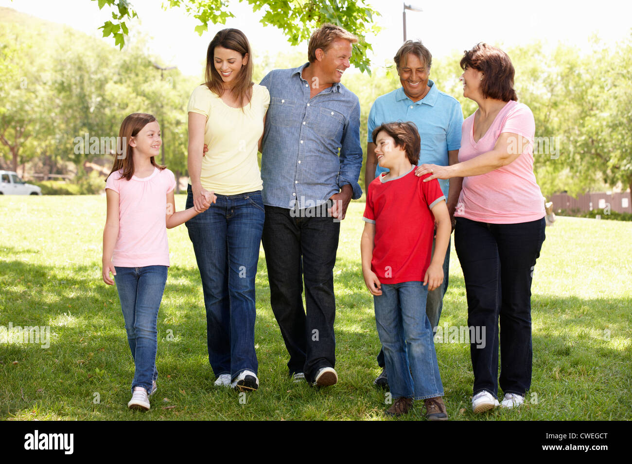 Multi-Generation hispanische Familie im park Stockfoto