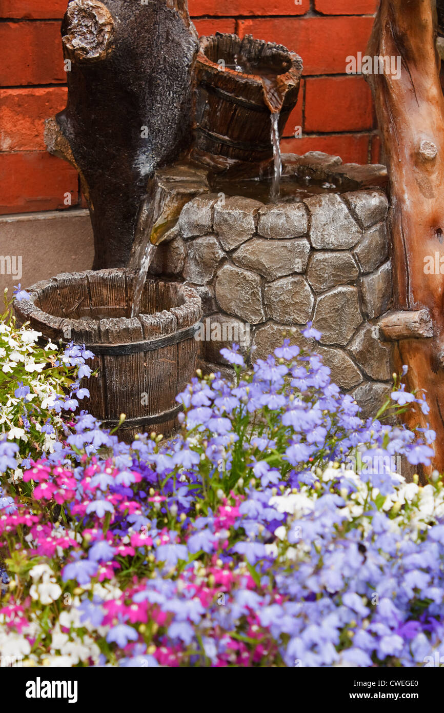 kleines Wohn gepflasterten Garten Wasserspiel oder Wasserfall Stockfoto