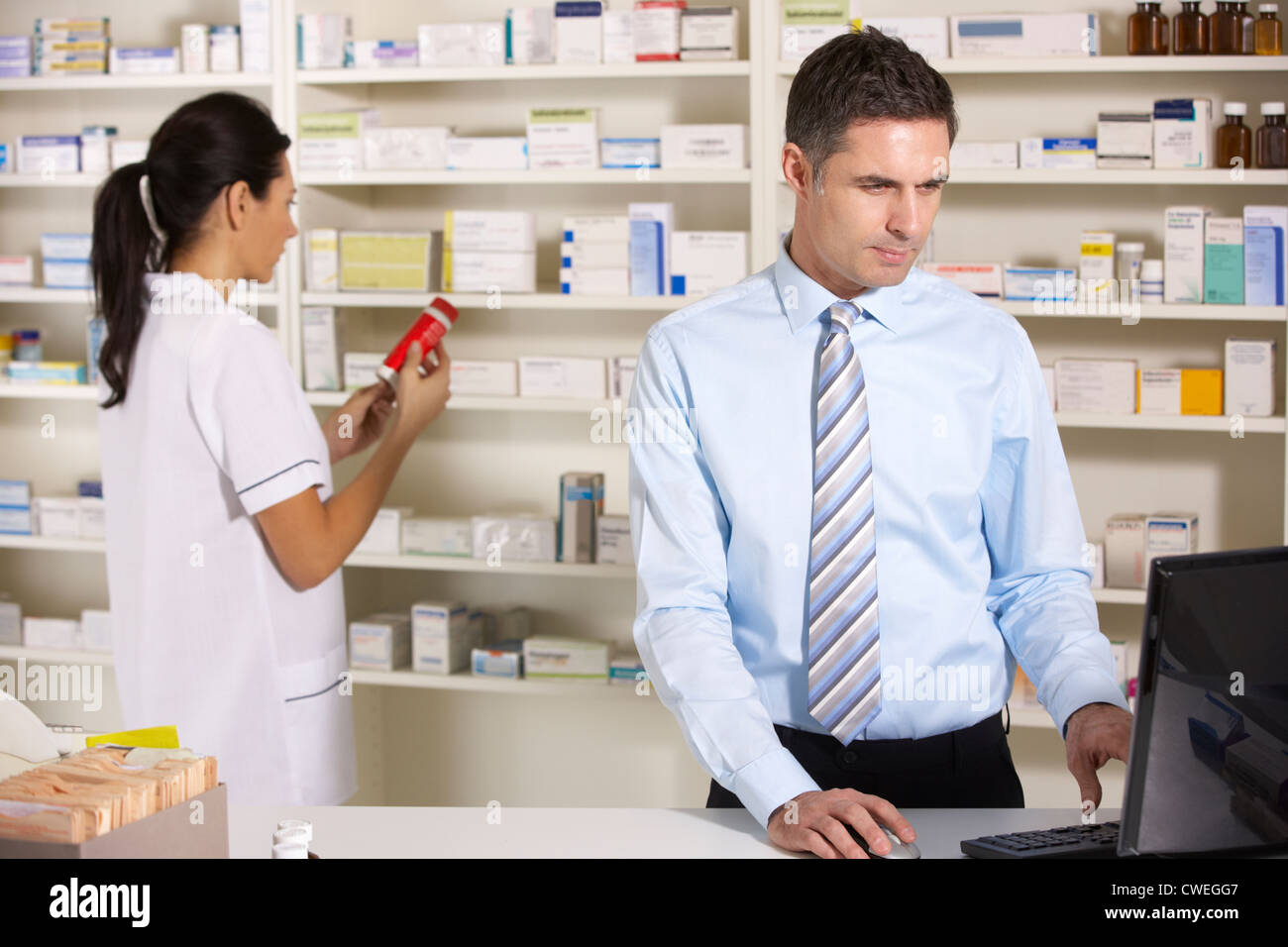 UK-Krankenschwester und Apotheker arbeiten in Apotheke Stockfoto