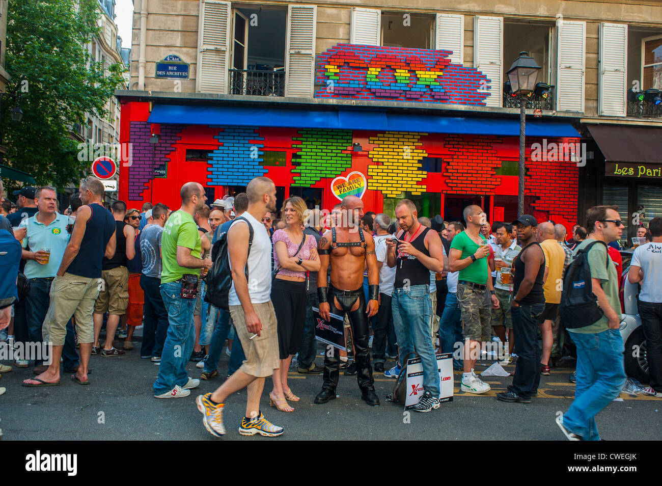 Paris, Frankreich, große Menschenmassen, Männer, feiern in 'Le Cox Bar' im Le Marais Viertel, Gay Bars, nach Gay Pride March, Rainbow Flag, Drink Bar Alkohol beschäftigt Stockfoto