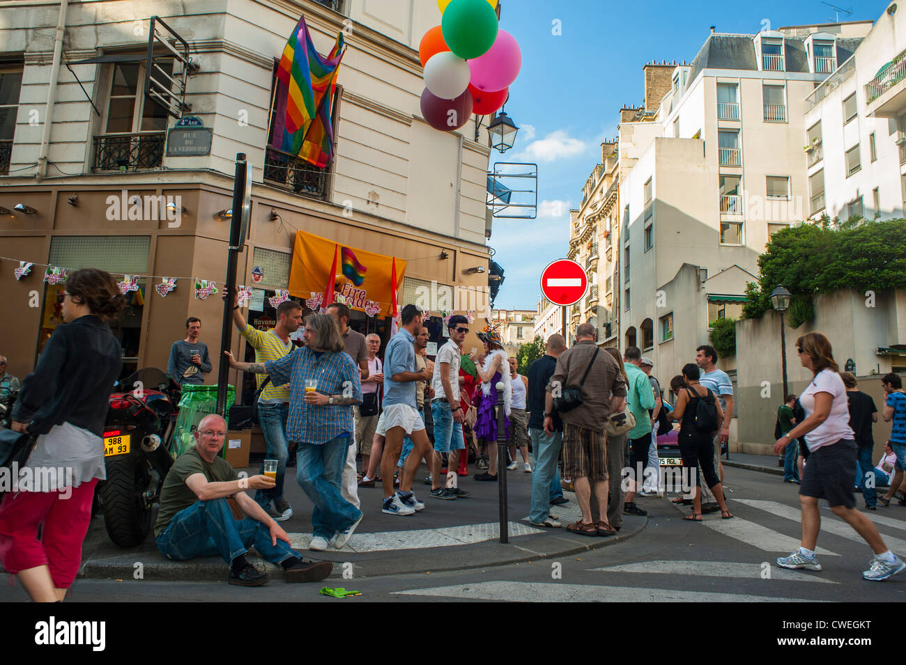 Paris, Frankreich, eine große Menschenmenge, die Drinks teilt, in der „Le Quetzel Bar“ im Viertel Le Marais feiert, Gay Bars, (nach dem Gay Pride March), Straßen von Paris, marais Gay Stockfoto