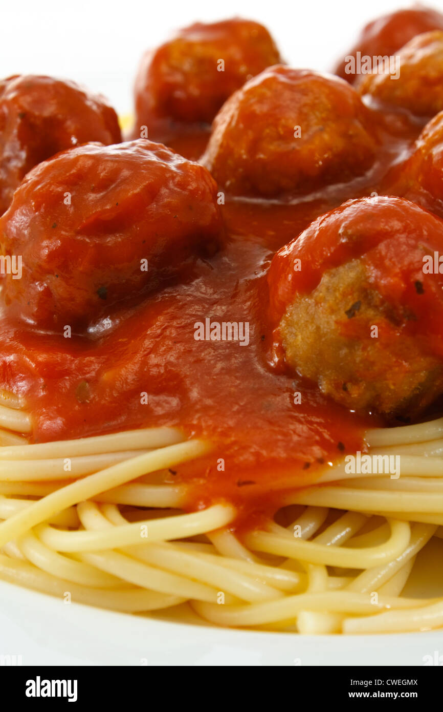 Nahaufnahme von Spaghetti und Fleischbällchen in einer Bolognese-Sauce eine westliche Adaption von traditionelle italienische Küche Stockfoto