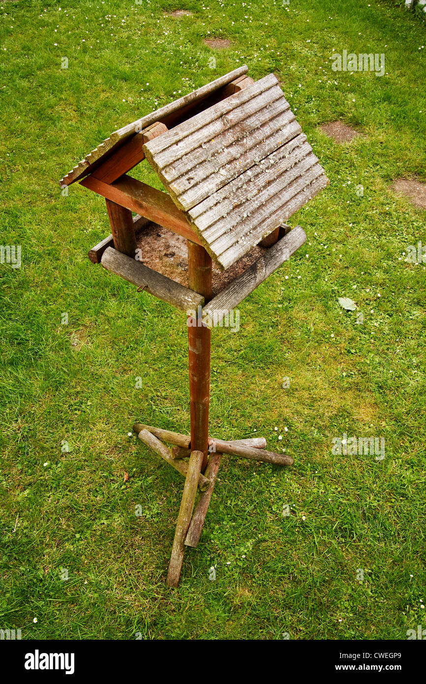 Eine Vogelfutter Station oder Vogel-Tabelle in einem vorstädtischen Garten, verwendet für die Fütterung von Wildvögeln durch den winter Stockfoto