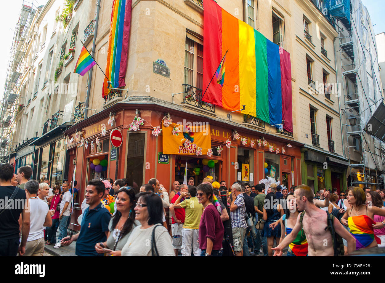 Paris, Frankreich, Menschenmenge feiert in der 'Le Central Bar', in den Gay Bars Le Marais, After Gay Pride March (geschlossen 2010), Regenbogenflagge, Gentrifizierung Stockfoto