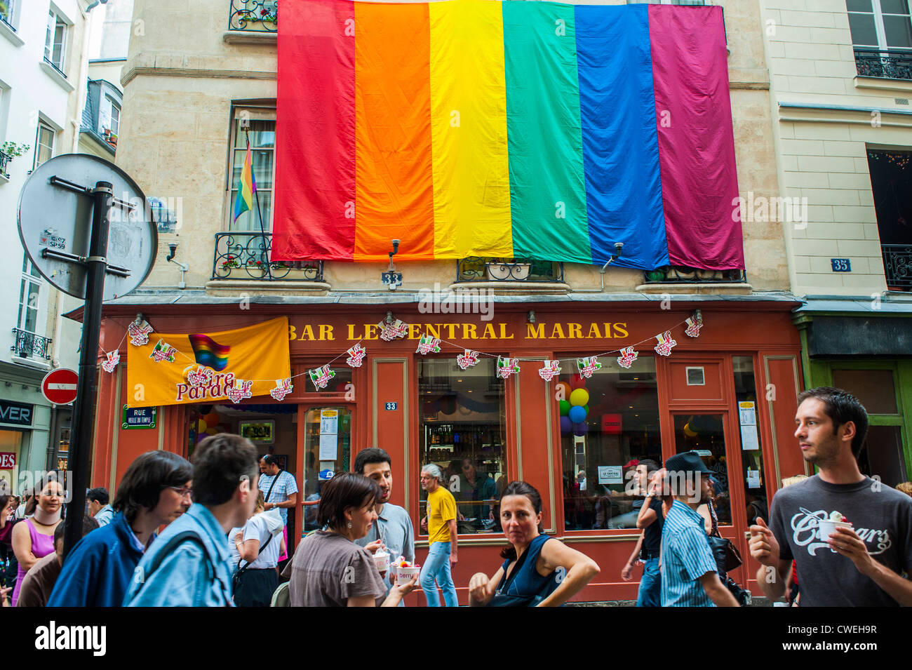 Paris, Frankreich, überfüllte Straße vor 'Le Central Bar', im Viertel Le Marais, Schwulenbars, (geschlossen 2010) Schwulenflagge in Paris Gentrification, schwulenviertel marais Stockfoto