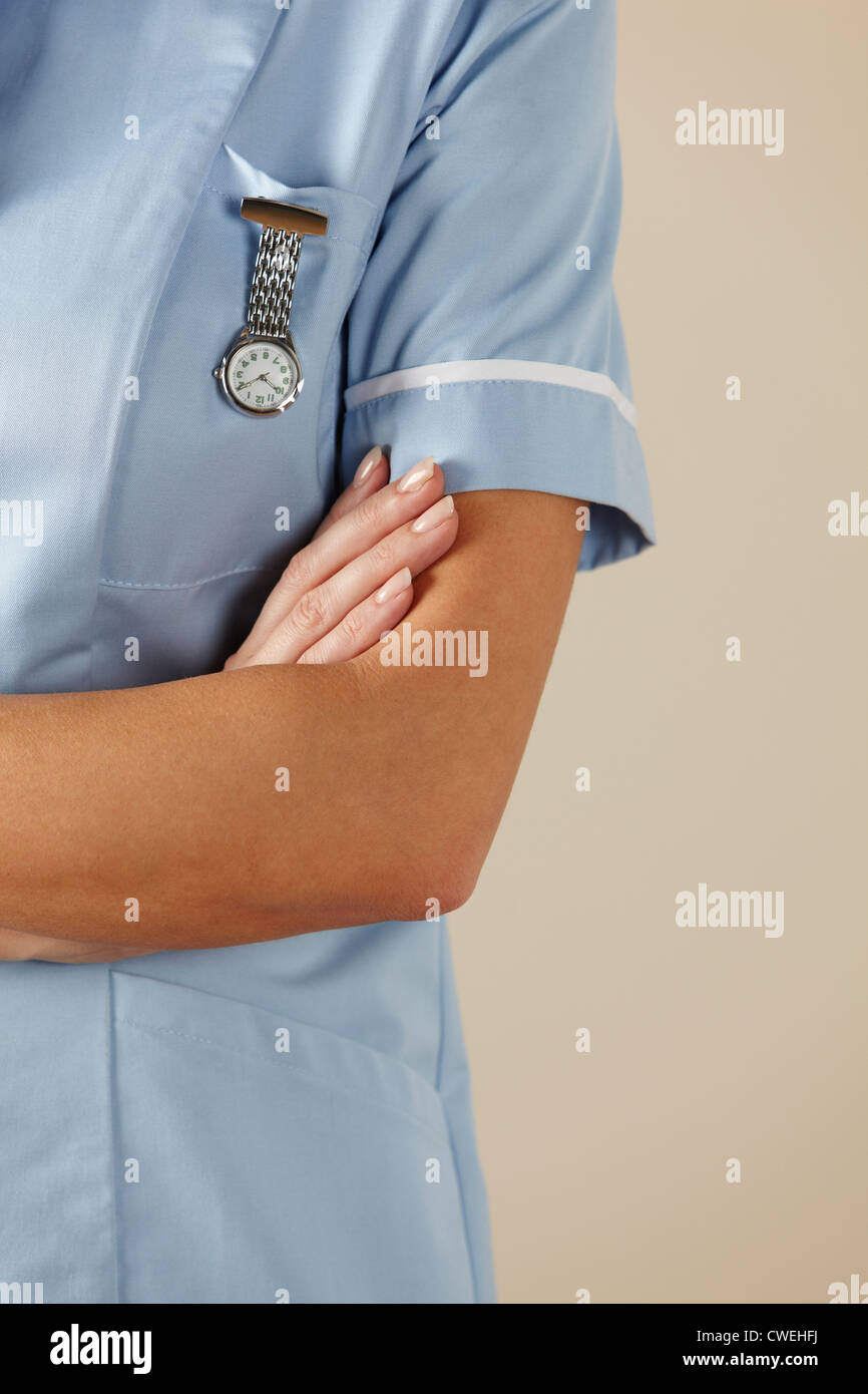 UK-Krankenschwester Stand mit verschränkten Armen Stockfoto