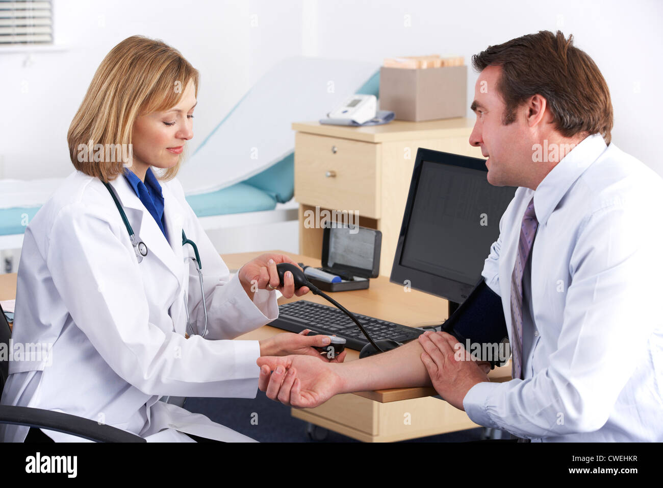 Amerikanischen Arzt die Patientin Blutdruckmessung Stockfoto