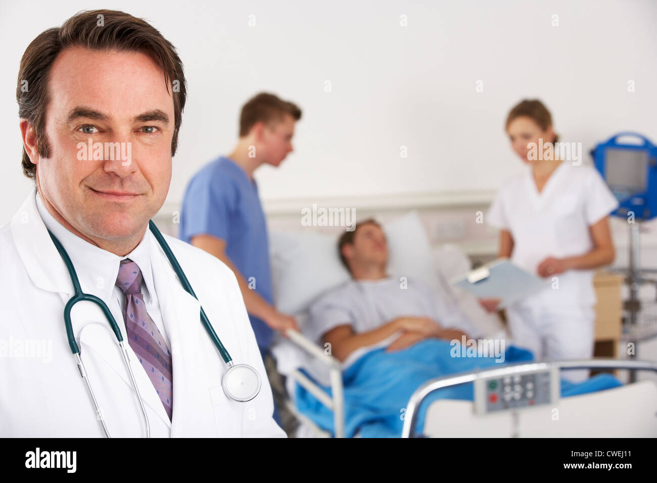 Amerikanischen Arzt und Team auf Krankenstation Stockfoto