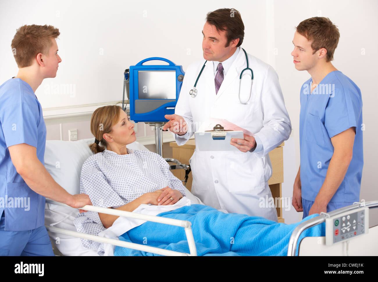 Amerikanische Ärzteteam vom Patientenbett Stockfoto