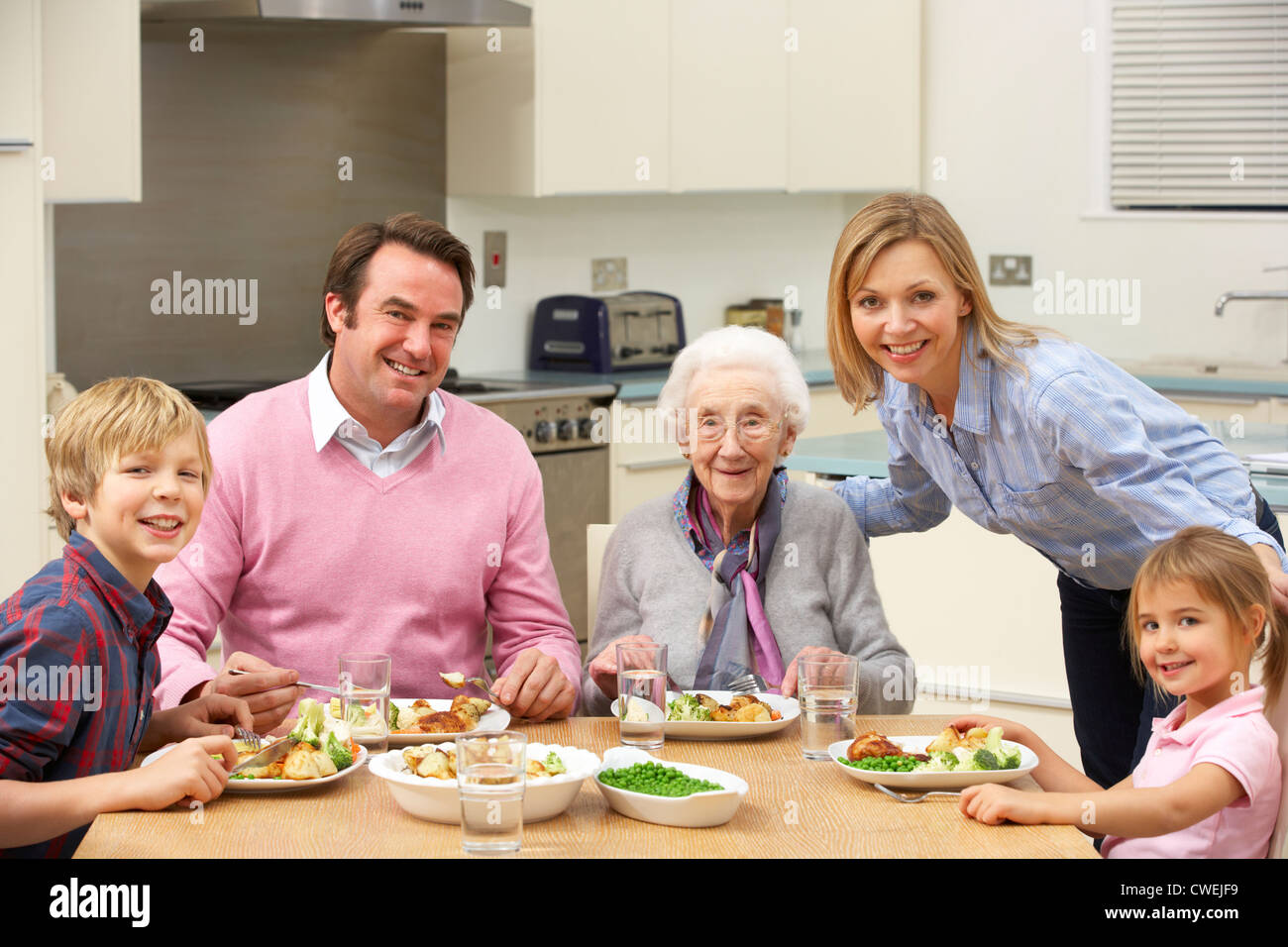 Mehr-Generationen-Familie gemeinsam essen Stockfoto