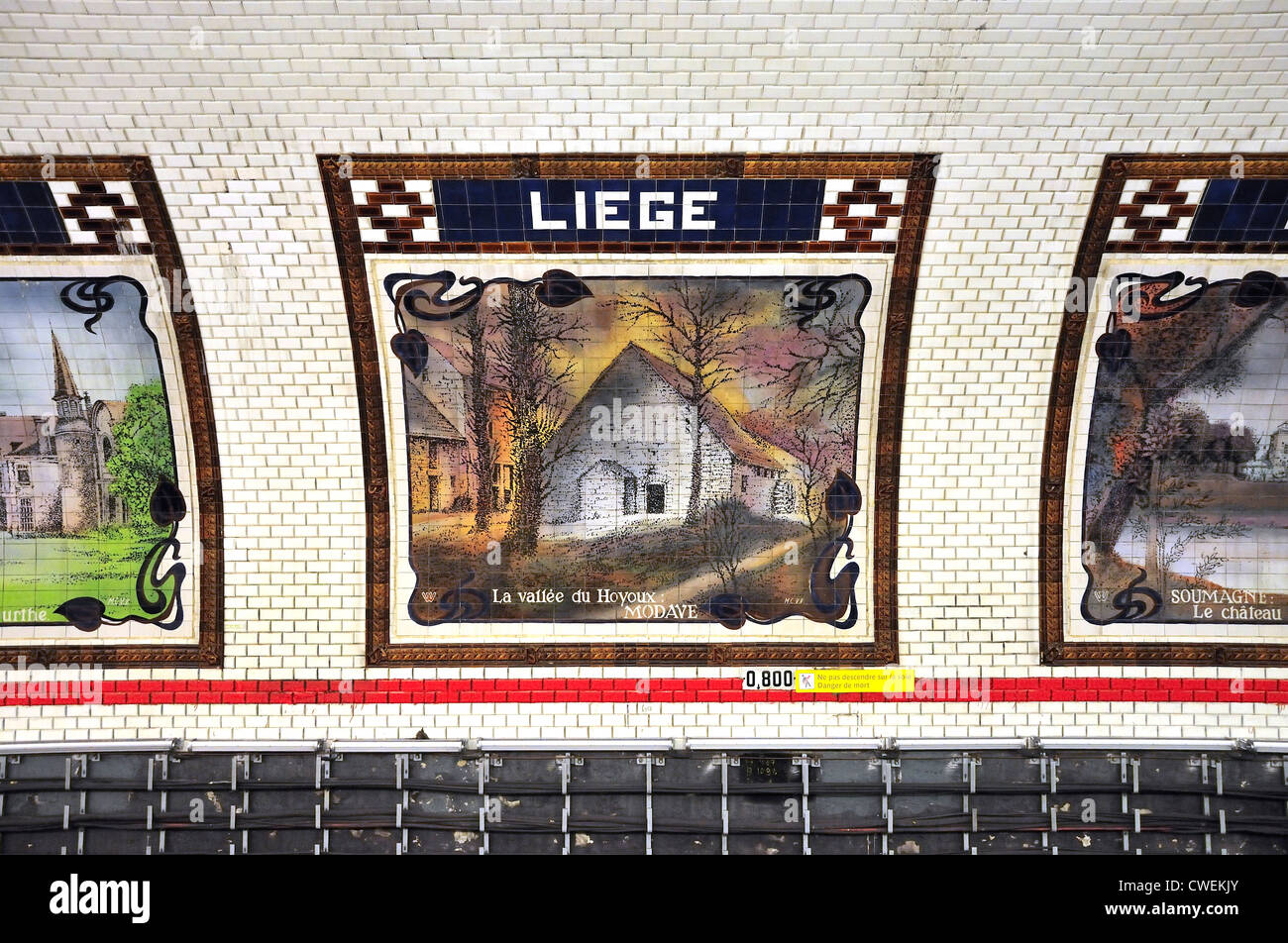Paris, Frankreich. Lüttich-u-Bahnstation. Keramische Fliesen Dekoration Stockfoto