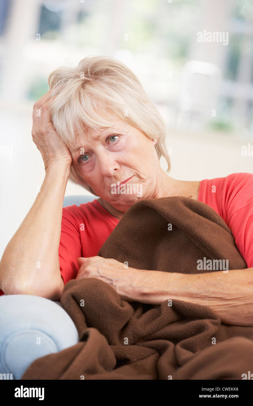 Krank, unglücklich ältere Frau zu Hause Stockfoto