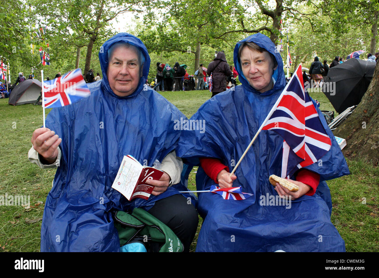 Älteres Ehepaar, die gerade der Feierlichkeiten an der Königin Diamond Jubilee London 2012, im Regen Stockfoto