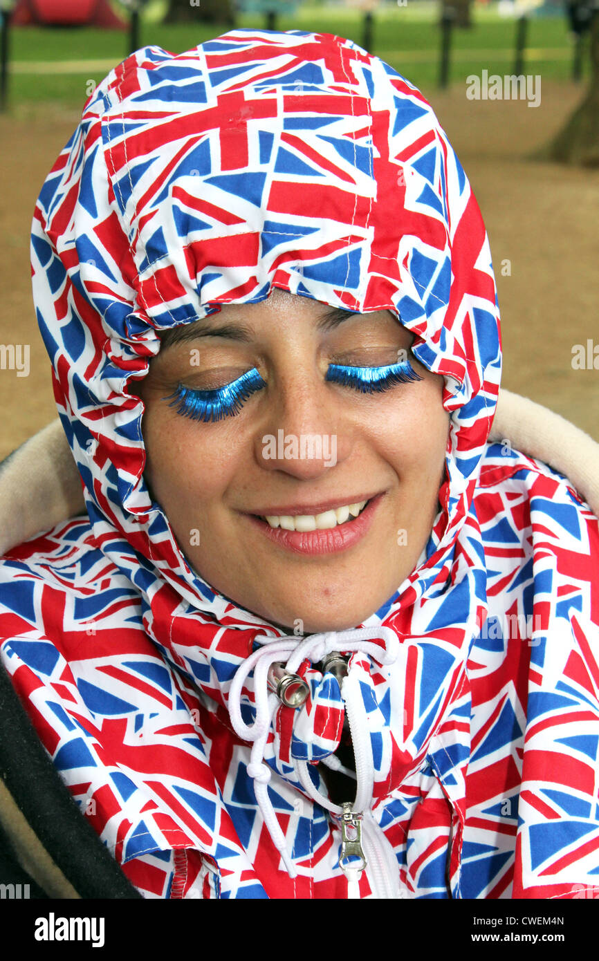 Porträt des jungen Weibchen in Union Jack gekleidet und tragen falsche Wimpern hautnah. Queen es Diamond Jubilee London 2012 Stockfoto