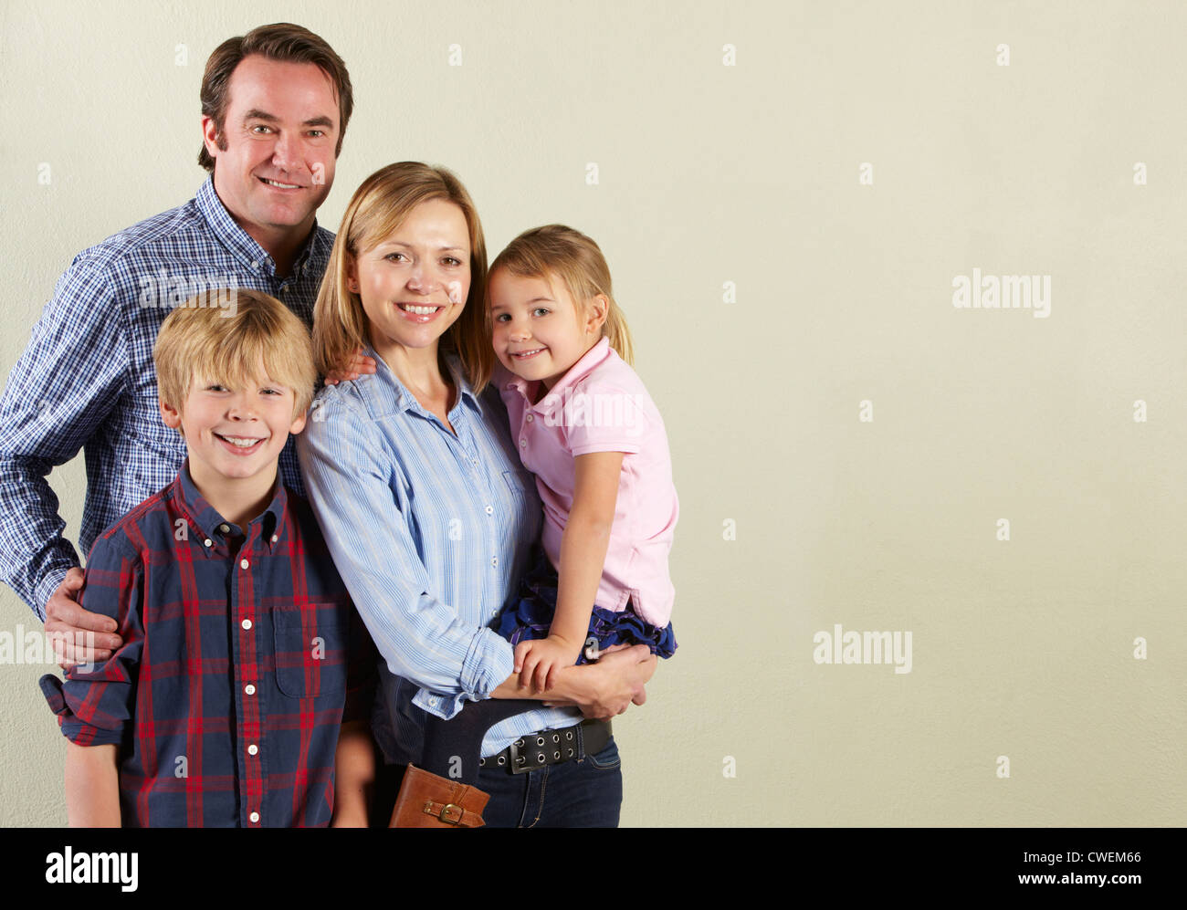Studioaufnahme entspannte Familie Stockfoto