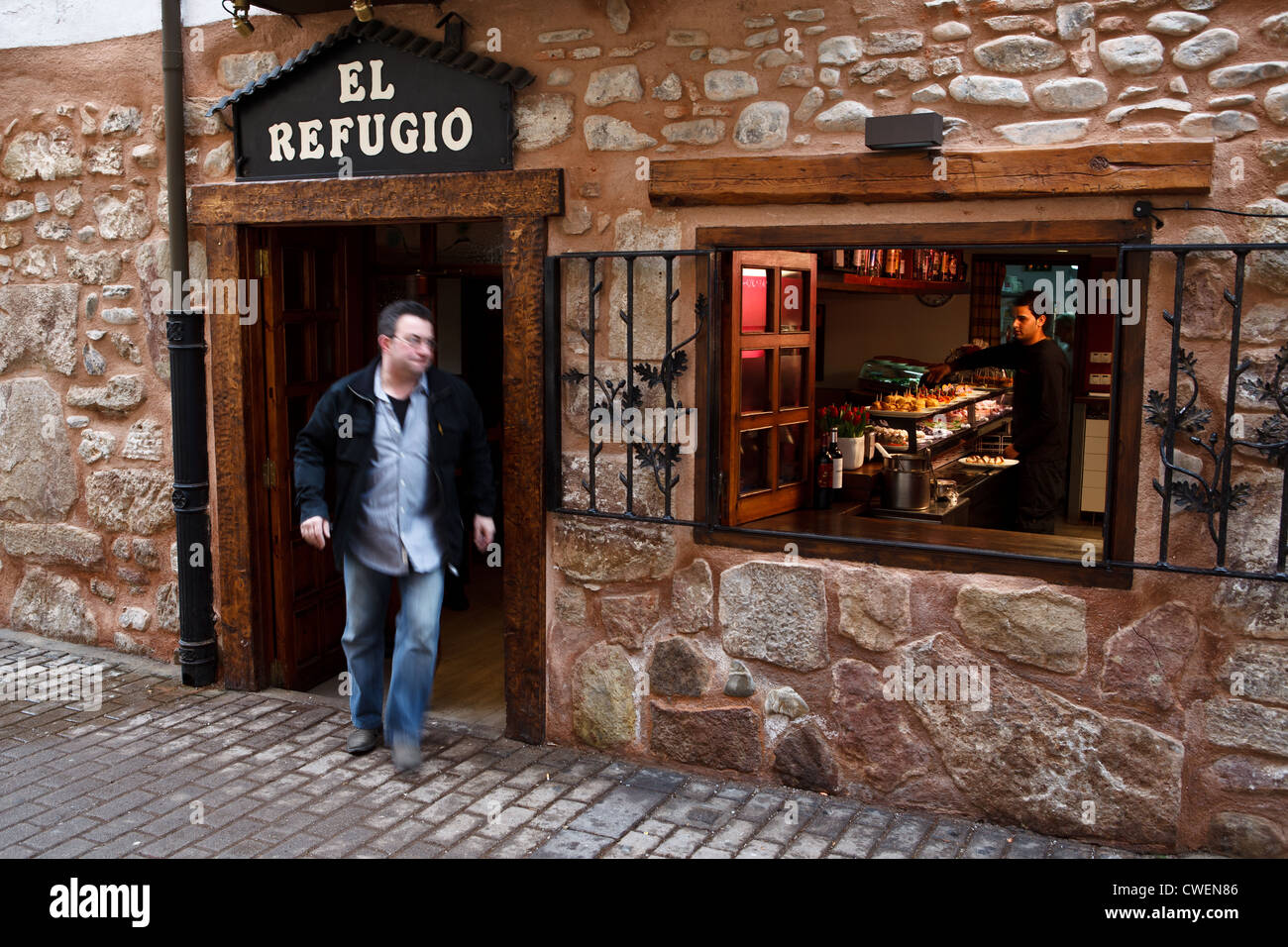 19.02.12 Kunde verlassen Bar El Refugio Tapas-Restaurant, Ezcaray, La Rioja, Spanien Stockfoto