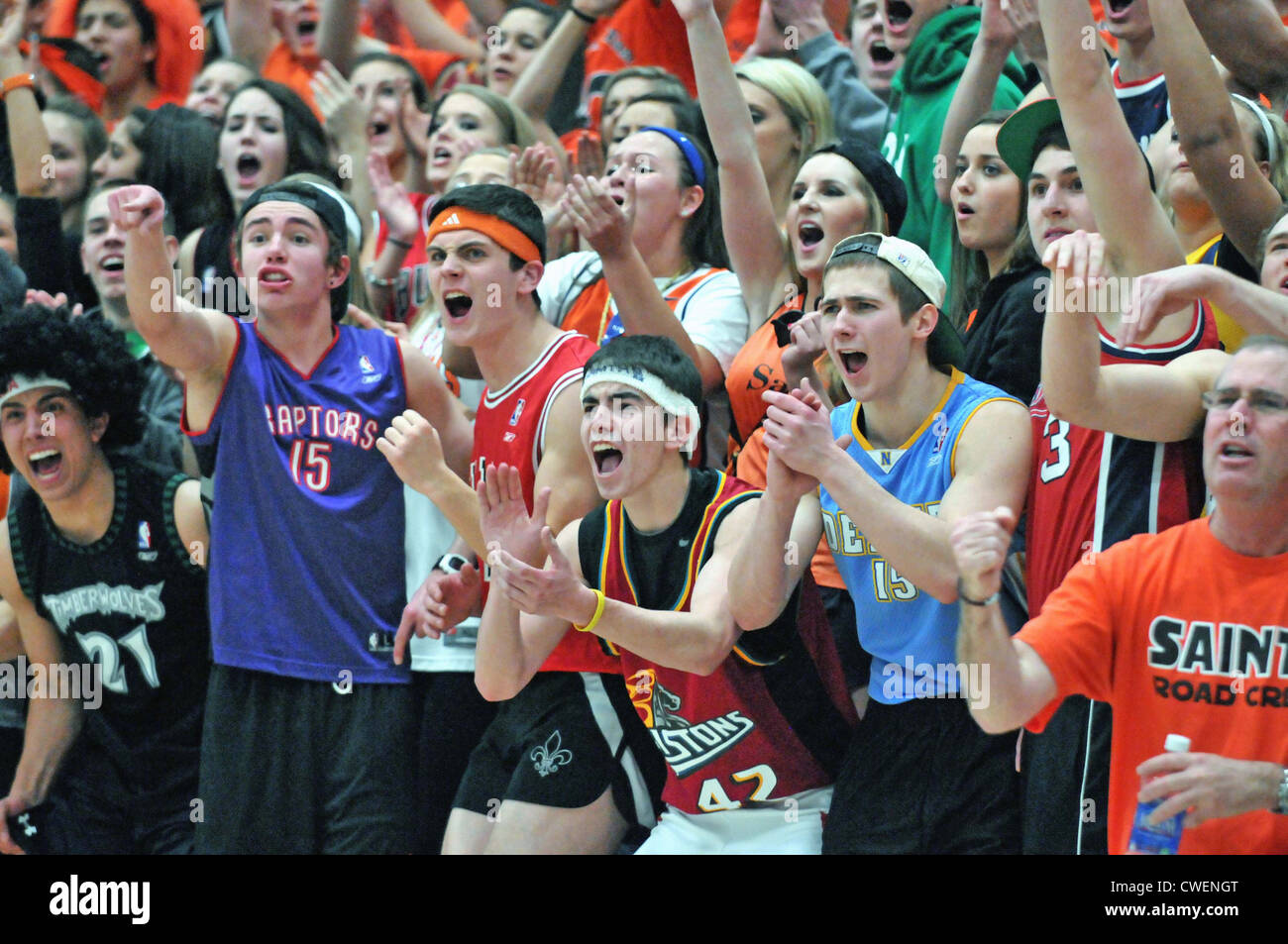 Basketball eine emotionale student Abschnitt reagiert Score spät im Spiel gegen den Erzrivalen zu Schlüssel bei einem High School Spiel. USA. Stockfoto