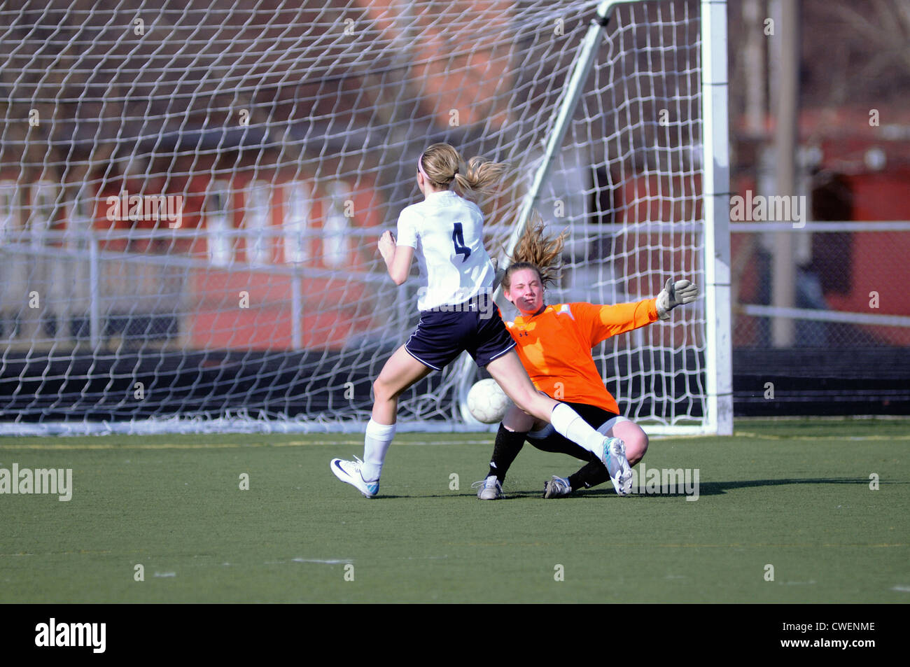 Fussball Spieler zählt, als sie einen Schuß Brände Vergangenheit der Wächter aus der Nähe. USA. Stockfoto