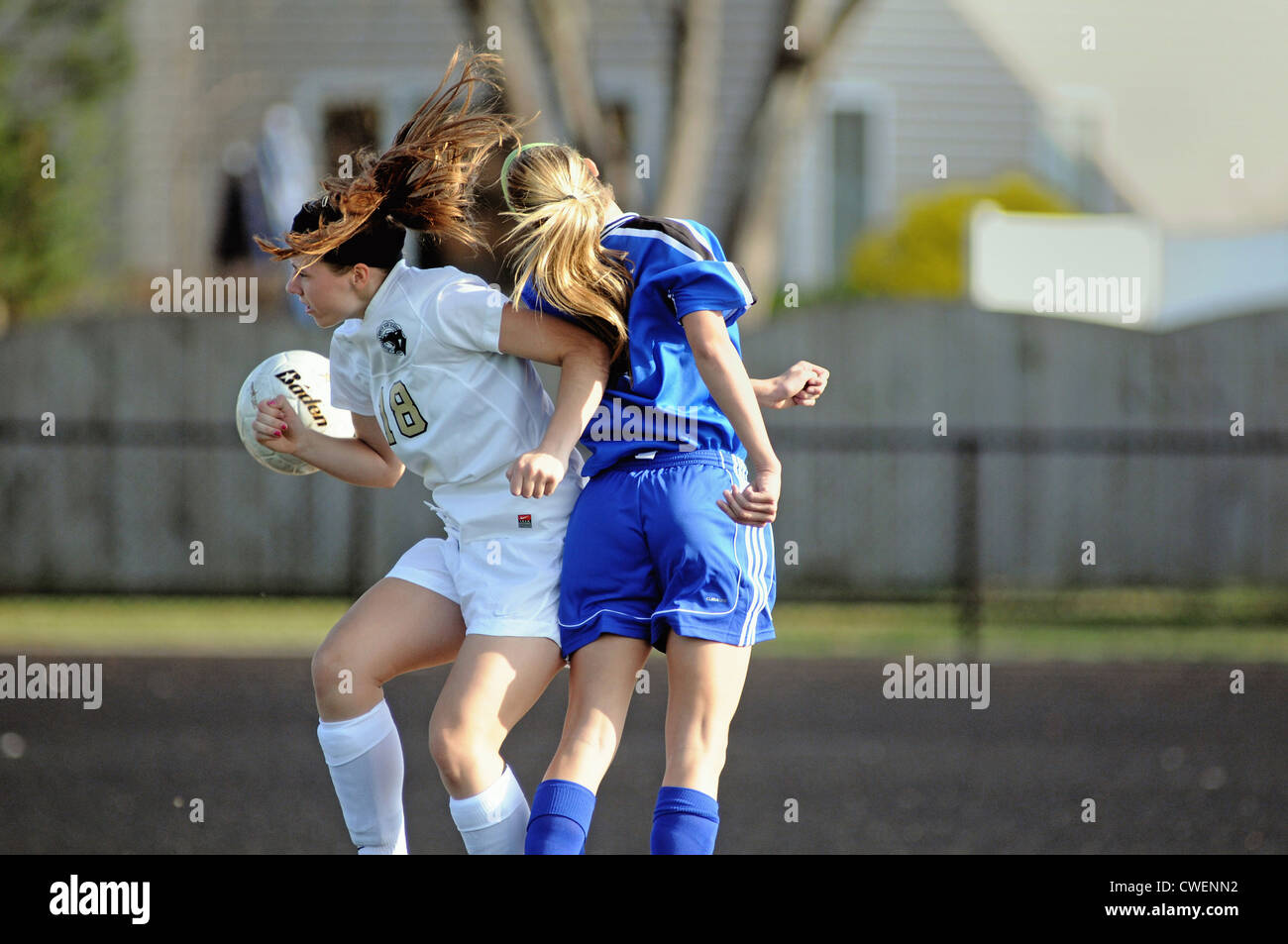 Fußball-Spieler kämpfen für den Besitz von den Ball auf der Torlinie während eines Highschool-Spiels. Stockfoto