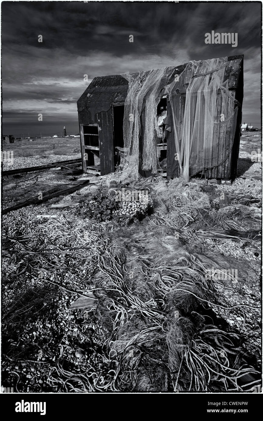 Verlassene Fischerhütte auf Dungeness, verlassenen Netze und Geräte Stockfoto