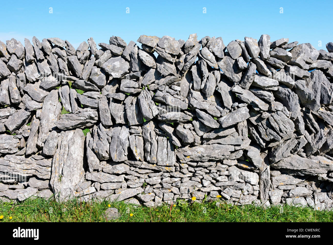 Trocknen Sie die Steinmauer auf Inis Meain, Aran-Inseln, County Galway, Connaught, Irland. Stockfoto