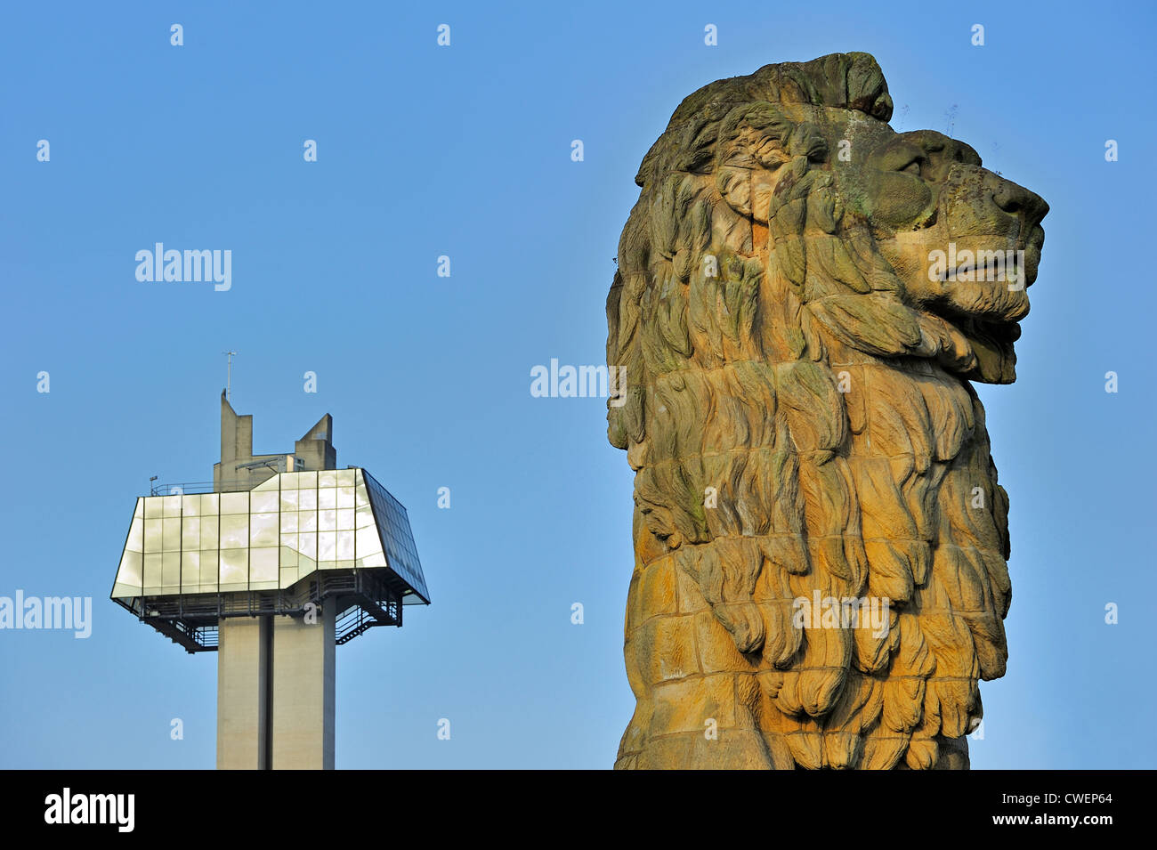 Bouré des monumentalen Löwen und Aussichtsturm an der Gileppe Damm / Sperrfeuer De La Gileppe in den belgischen Ardennen, Belgien Stockfoto