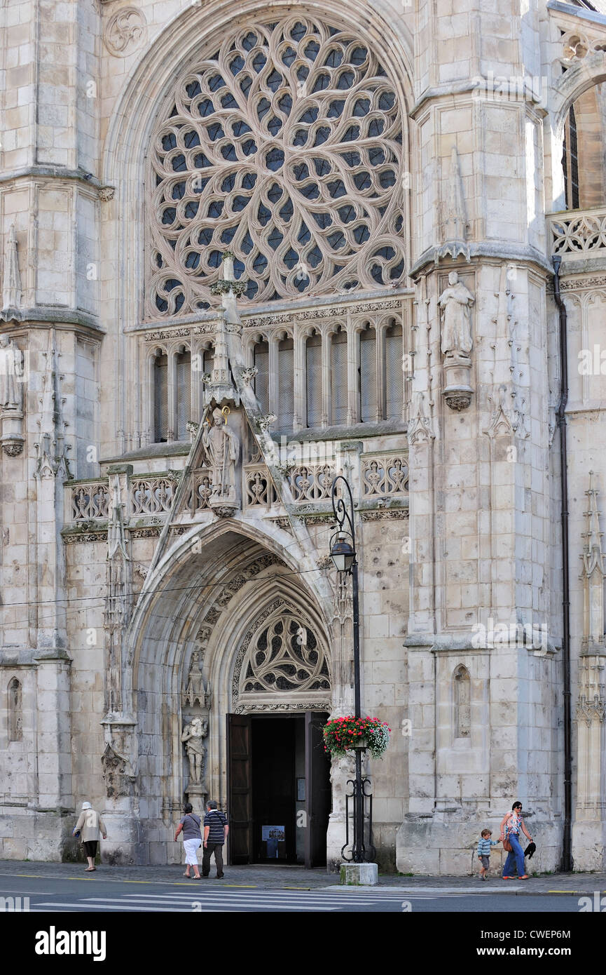 Portal mit Rosette der St. Eligius Kirche / Église Saint-Éloi bei Dünkirchen / Dunkerque, Nord-Pas-de-Calais, Frankreich Stockfoto