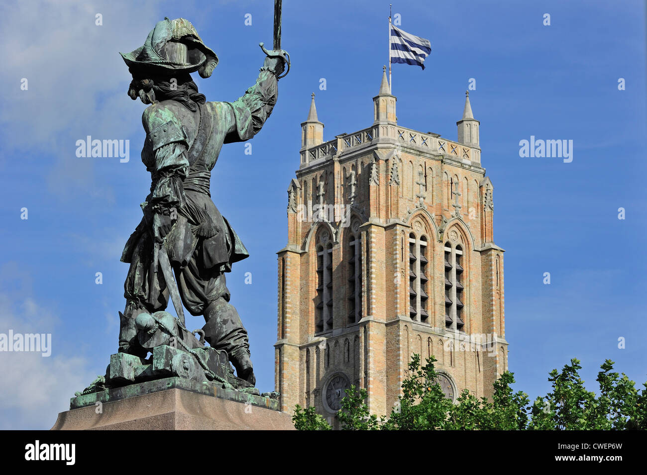 Statue von Jean Bart, Marine-Kommandant und Privateer und der Glockenturm in Dünkirchen / Dunkerque, Nord-Pas-de-Calais, Frankreich Stockfoto