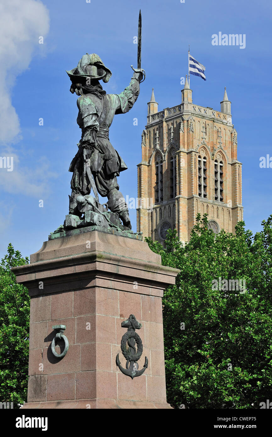 Statue von Jean Bart, Marine-Kommandant und Privateer und der Glockenturm in Dünkirchen / Dunkerque, Nord-Pas-de-Calais, Frankreich Stockfoto