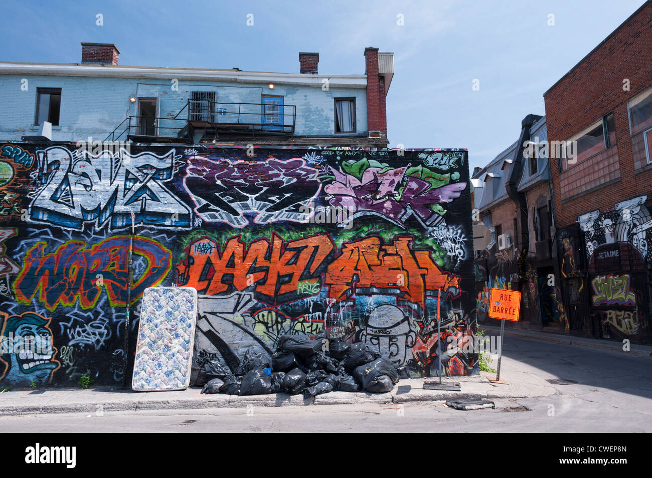 Graffiti bedeckt Gebäude im Zentrum von Montreal, Québec, Kanada. Stockfoto