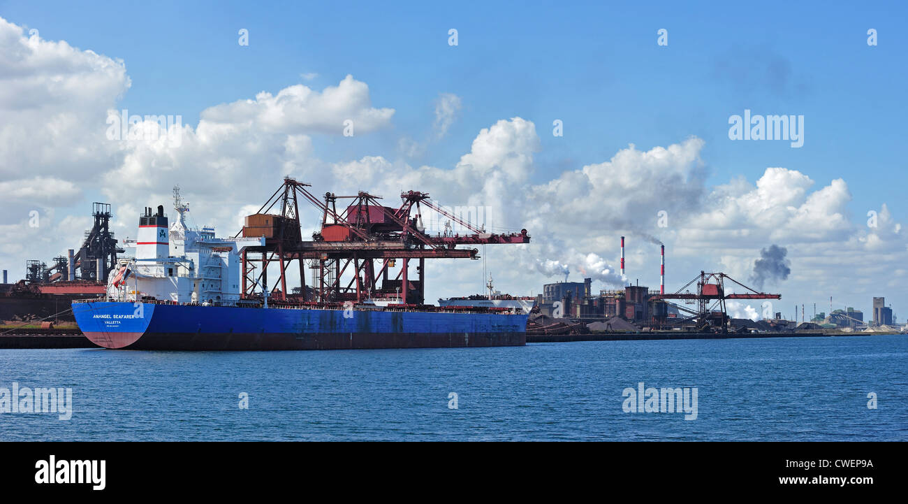 Schiff verladen per Kran in den Industrie-Hafen von Dünkirchen / Dunkerque, Nord-Pas-de-Calais, Frankreich Stockfoto