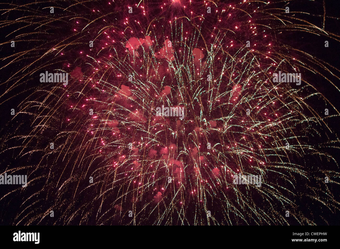 Eine zarte Ausbruch von Feuerwerk am Nachthimmel Stockfoto