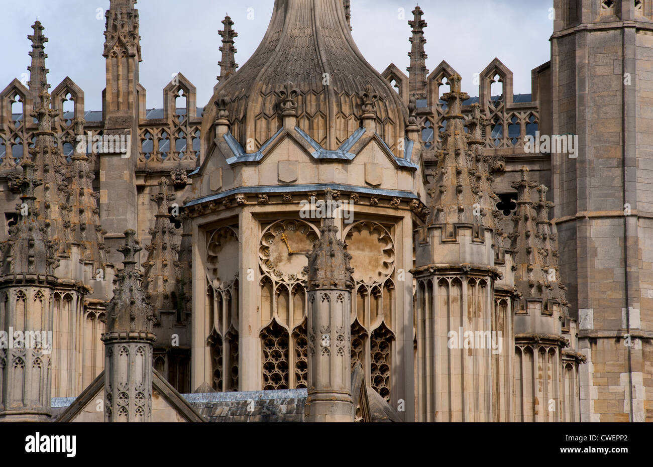 Cambridge, Cambridgshire, Cambridgeshire, England, Vereinigtes Königreich. August 2012.  Türme über dem Eingang Tor zum Kings College. Stockfoto