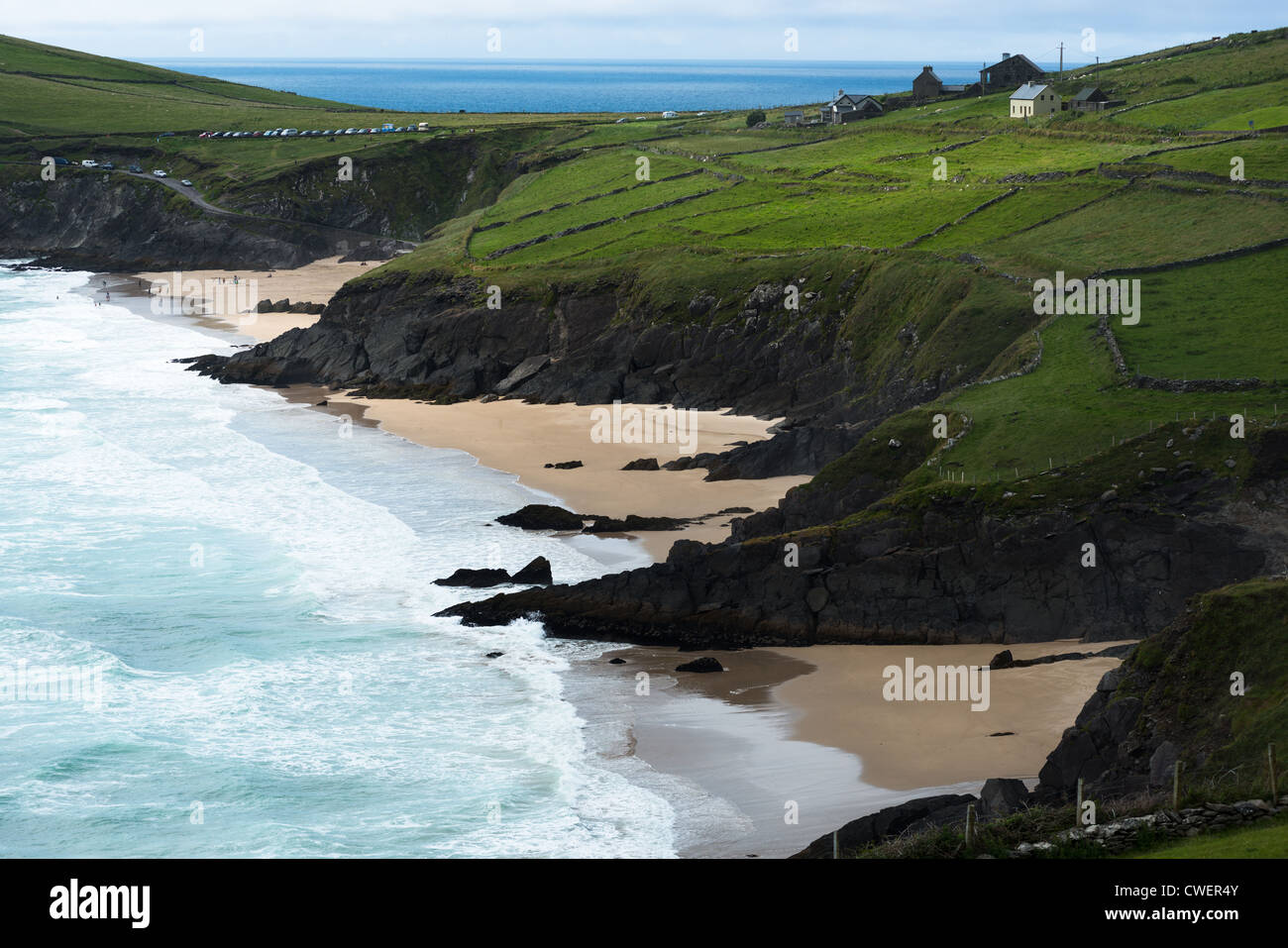 Slea Head mit Coumeenoule Strand, Dingle Halbinsel, Co. Kerry, Irland. Stockfoto