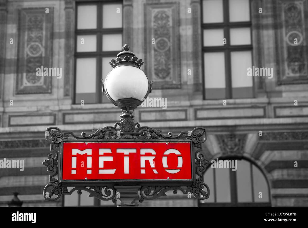 Rote Metro Schild Mit Schwarzen Und Weissen Hintergrund Paris Frankreich Stockfotografie Alamy