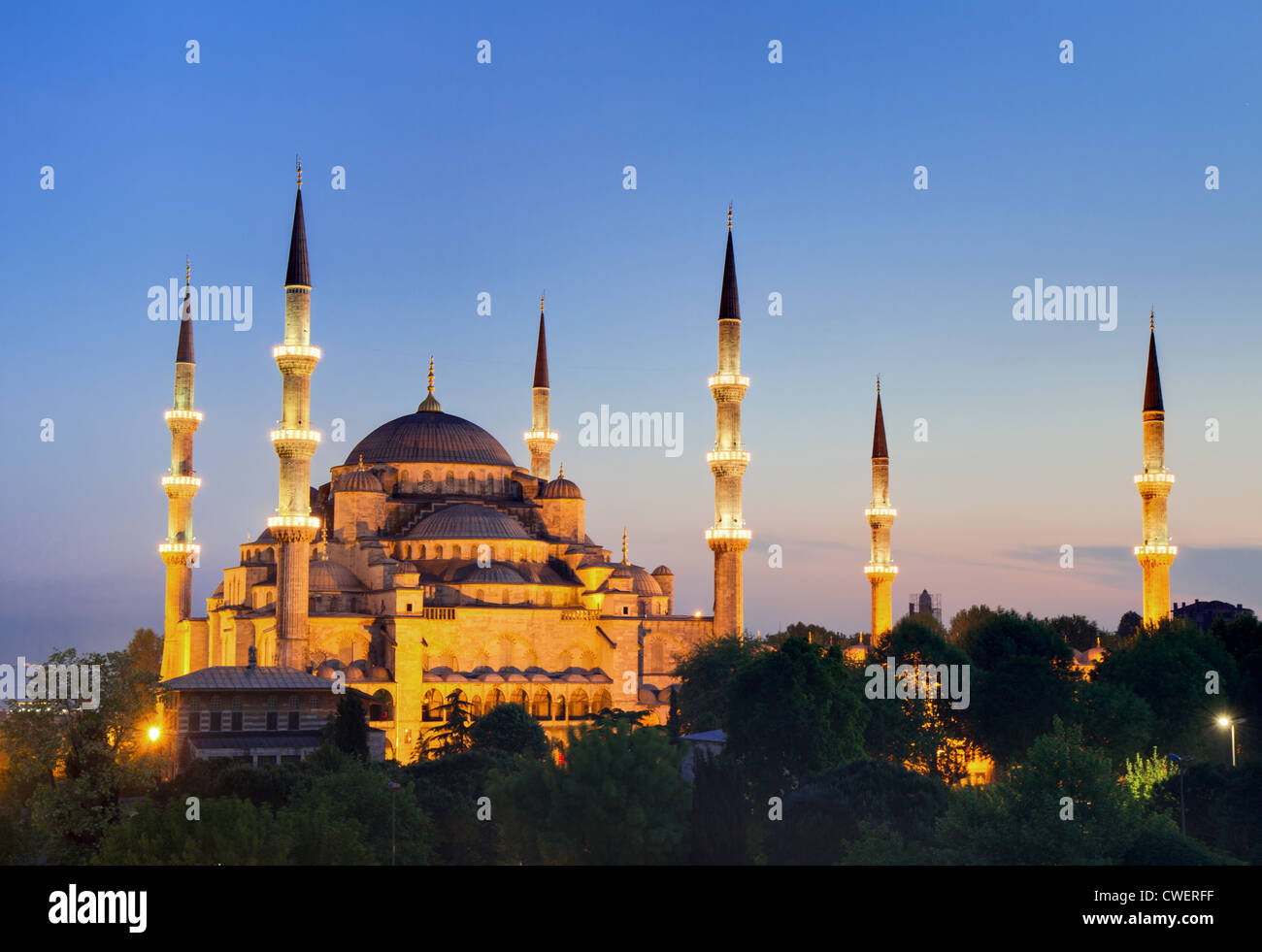 Beleuchtete Sultan Ahmed Mosque während der blauen Stunde in HDR, Istanbul, Türkei Stockfoto