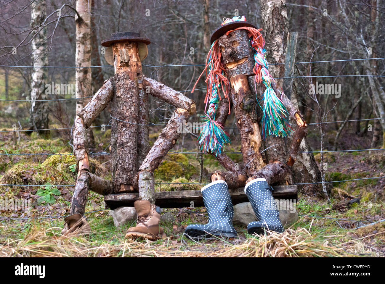 Herr und Frau Holz. Zwei Log-Zeichen am Wegesrand Stockfoto