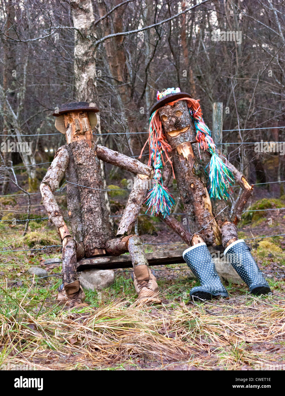 Herr und Frau Holz. Zwei Log-Zeichen am Wegesrand Stockfoto