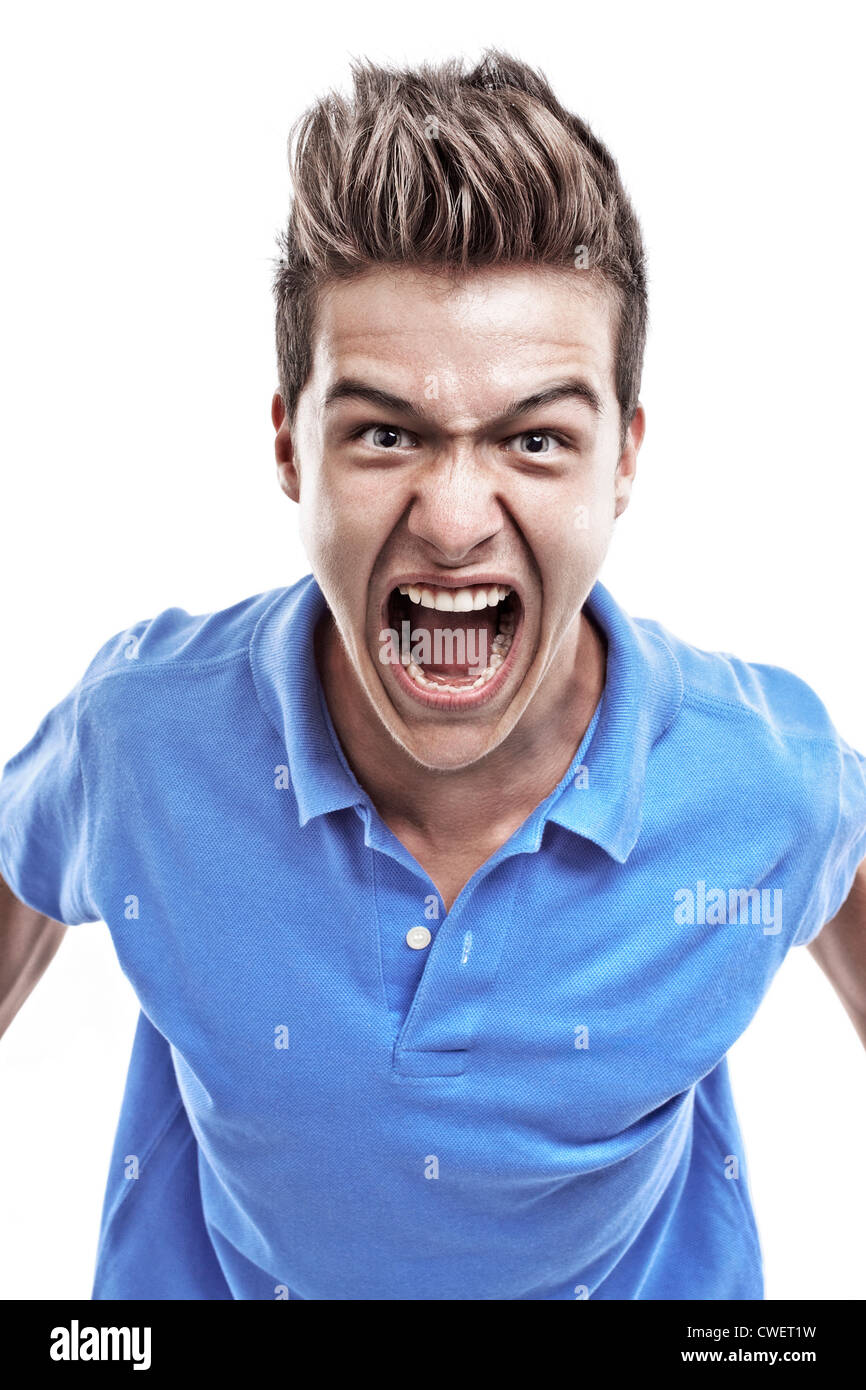 Zorniger junger Mann im blauen Bluse schreien Stockfoto
