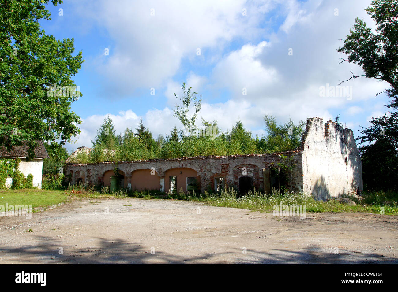 Ruinen des Hauses auf einem Hintergrund von den bewölkten Himmel Stockfoto