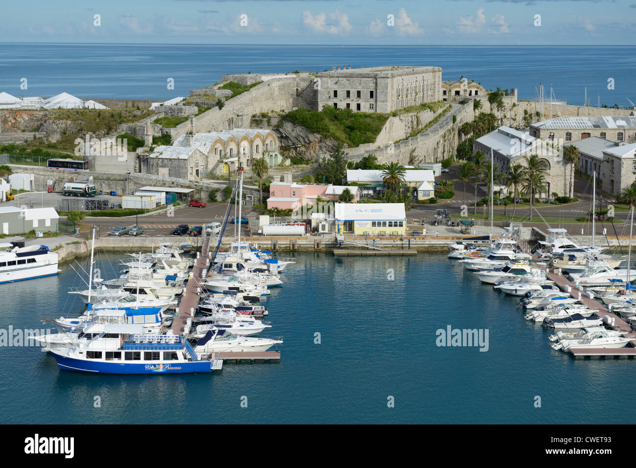 Königliche Marinewerft Marina, Bermuda, Ansicht von einem Kreuzfahrtschiff angedockt am Kings Wharf Stockfoto