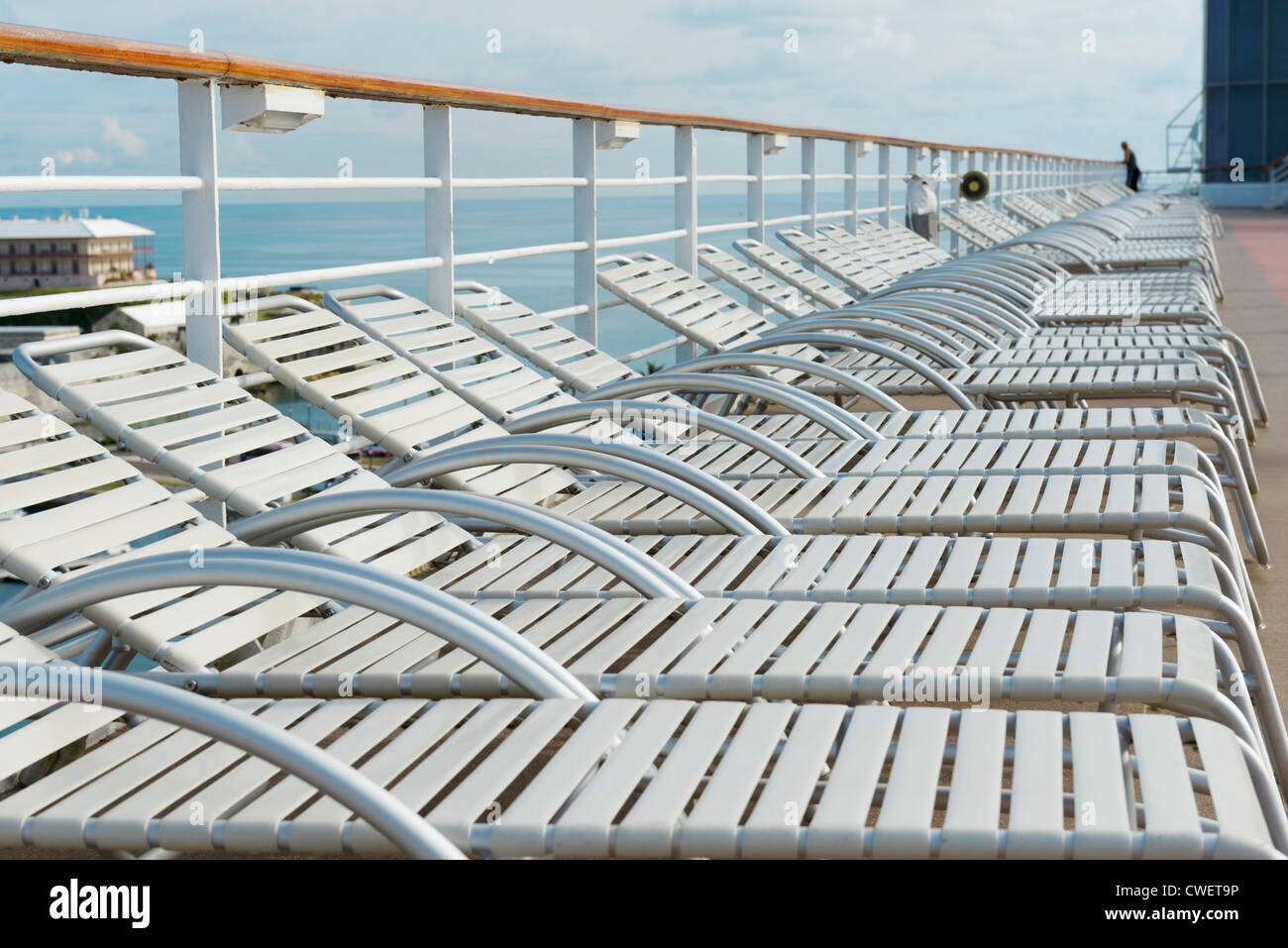 Leere Kreuzfahrt Schiff Liegestühle, Kings Wharf Bermuda Stockfoto